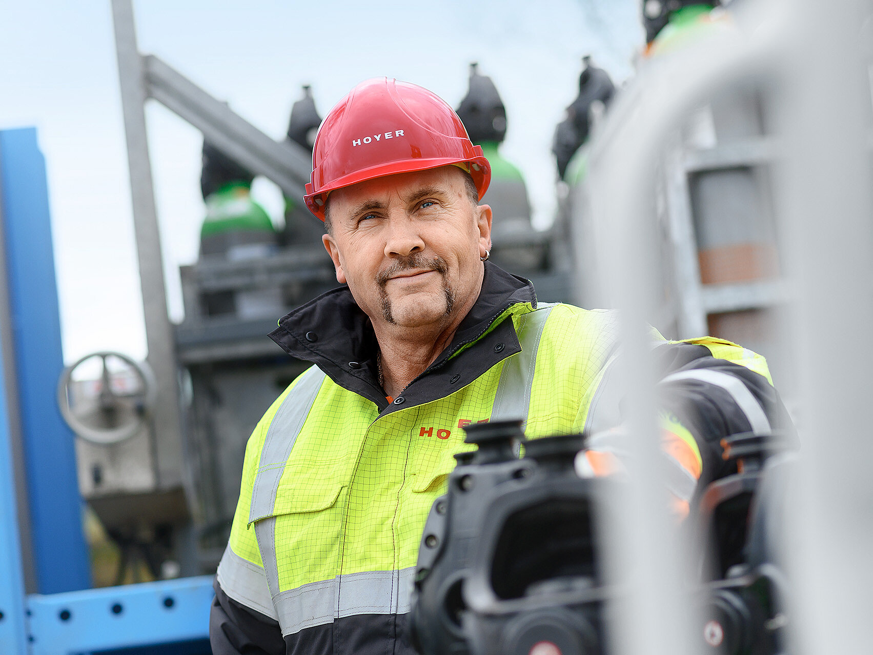 Gaslogistik HOYER Mitarbeiter mit HOYER Jacke und Helm