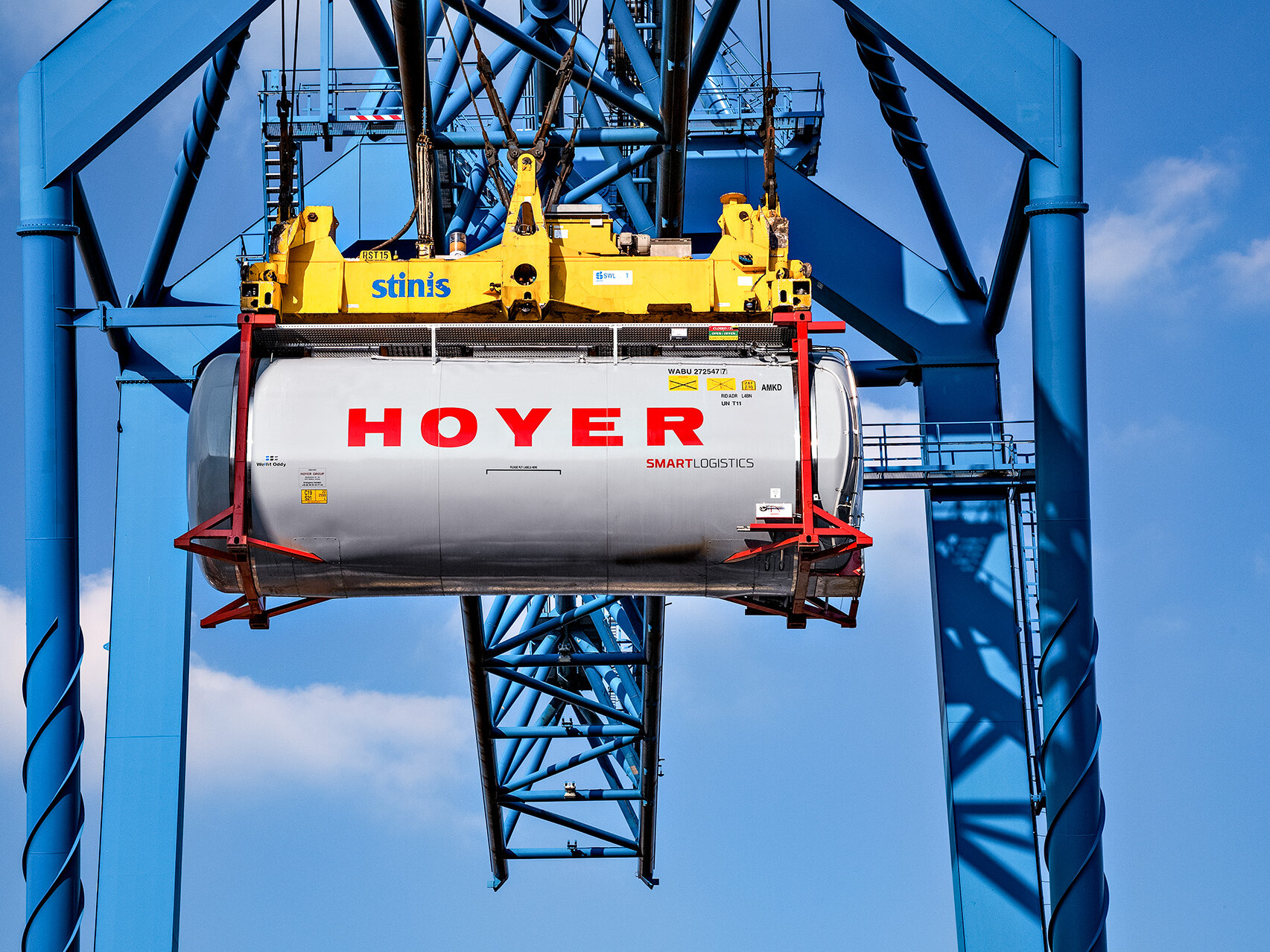 Experten HOYER Container smart logistics haengt an einem Kran